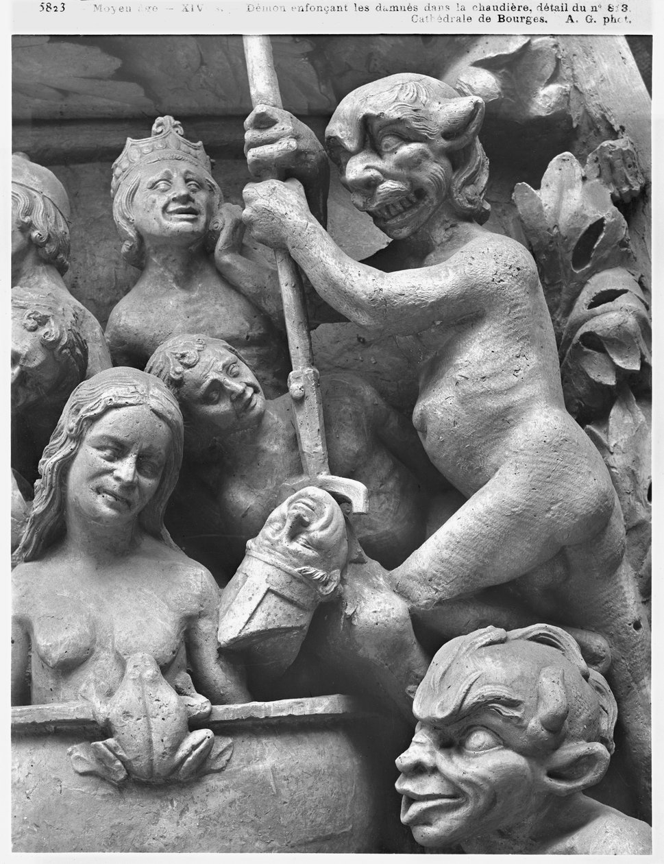 Duivel die een bisschop in het vuur duwt, uit het Laatste Oordeel van de kathedraal van St. Etienne in Bourges (detail) (gipsafgietsel van steen) door French School