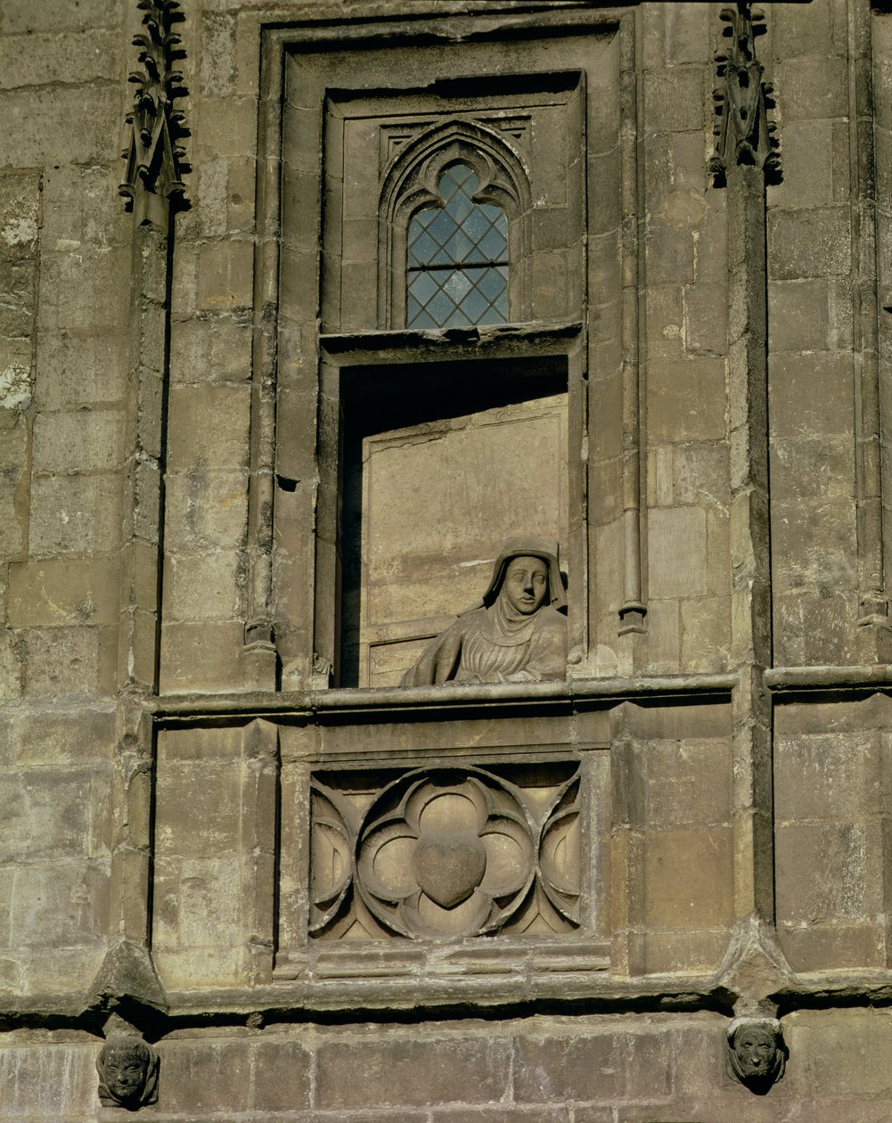 Dummy raam in de ingangsfacade met een figuur van een vrouw die naar buiten kijkt, mogelijk de vrouw van Jacques Coeur, 1443-51 door French School