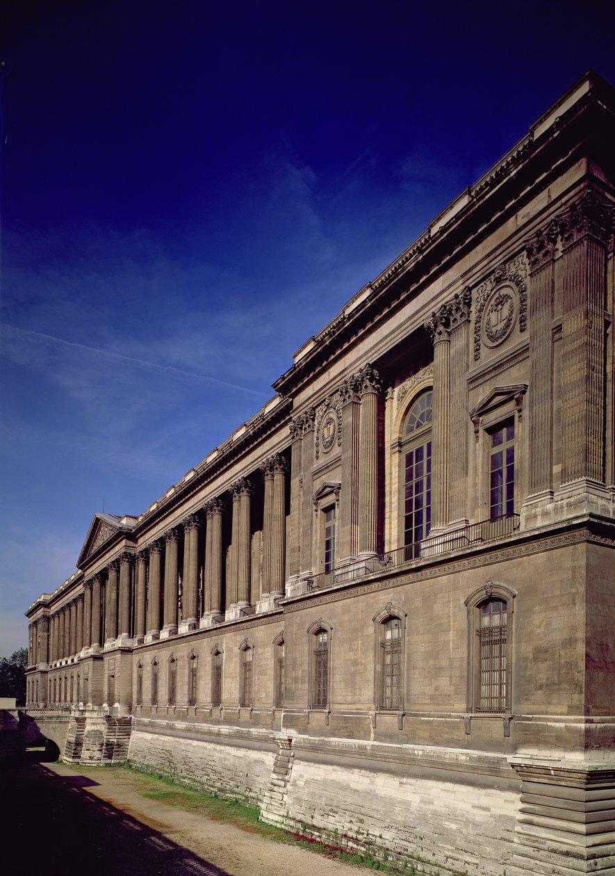 Oostgevel, hoofdingang en colonnade ontworpen door Claude Perrault en anderen, begonnen 1678, voltooid door Jacques Germain Soufflot 1774 door French School