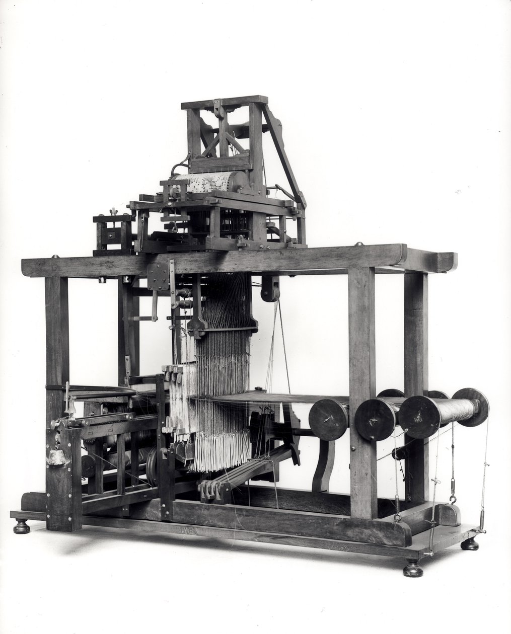 Eerste volledig geautomatiseerde weefgetouw uitgevonden door Jacques de Vaucanson (1709-82) ca. 1745 door French School