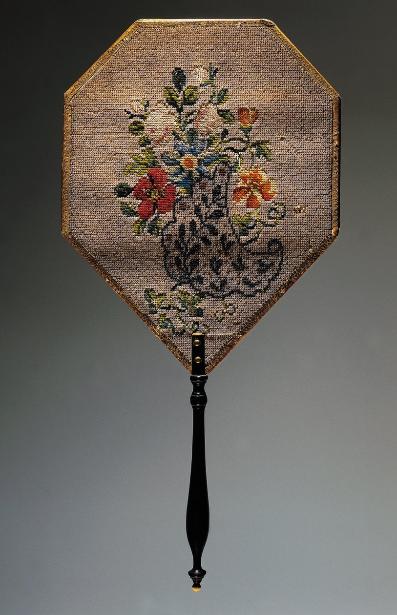Handwaaier, satijnen kaart met kralen geborduurd bloemmotief, houten handvat, lengte 41,9 cm door French School