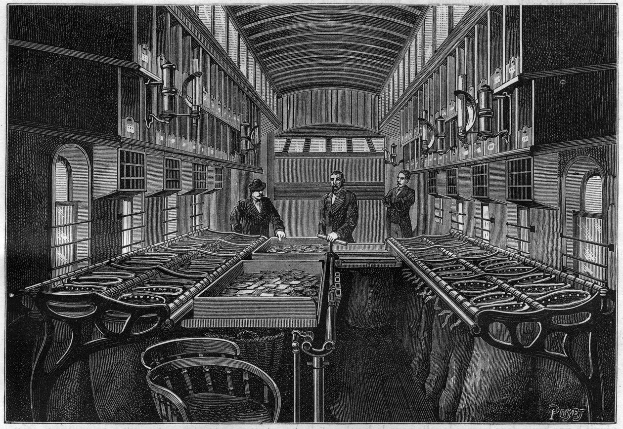 Binnen in een mobiel postkantoor in de Verenigde Staten, met tafels en mobiele kasten voor het sorteren en classificeren van items. Gravure in 