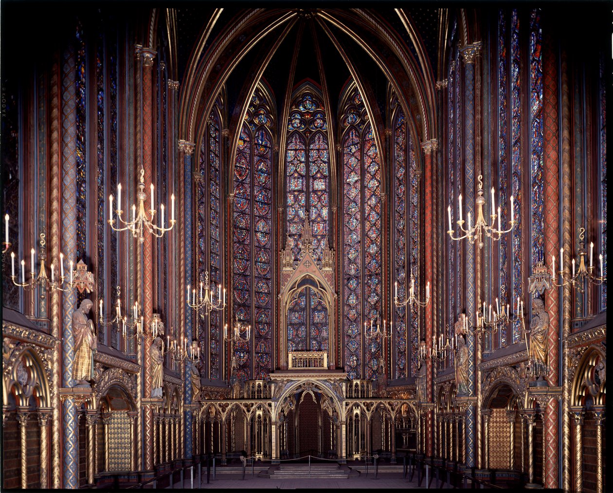 Interieur van de bovenkapel van de heilige kapel (1245 - 1248) in Parijs, Frankrijk door French School