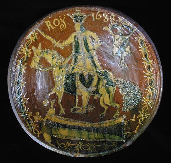 Grote ronde schotel met afbeelding van Lodewijk XIV (1638-1715) te paard, 1688 door French School