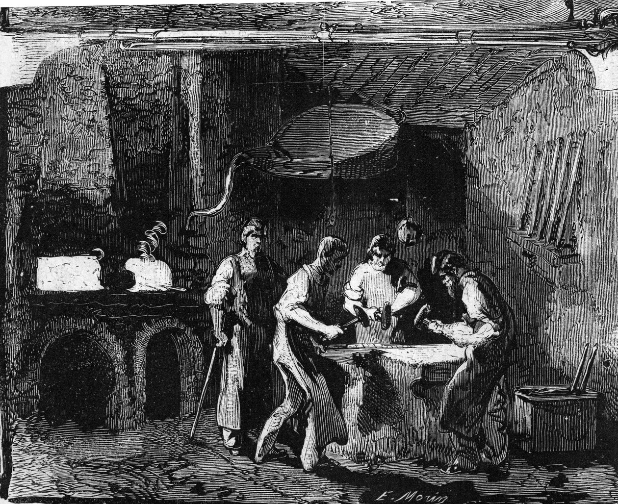 Fabricage van geweerloop: arbeiders bewerken ijzer met een hamer, na het smelten, om platen te maken. Gravure in 