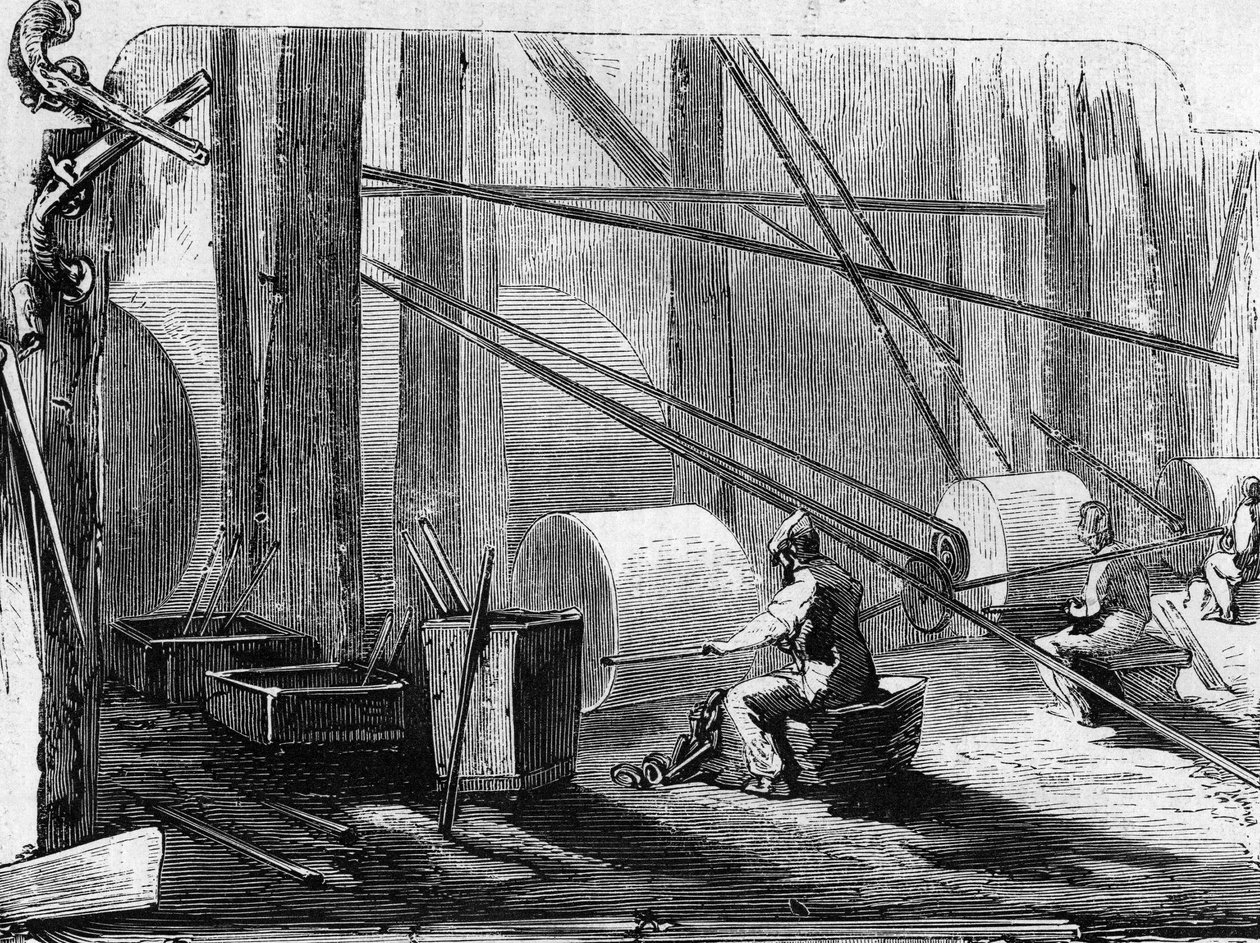Vervaardiging van geweerloop: polijsten van ijzeren cilinders met stenen wielen. Gravure in 