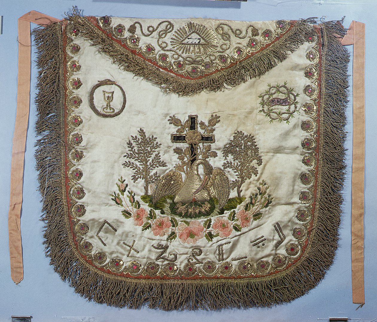 Vrijmetselaars schort met verschillende symbolen (geborduurde zijde) door French School