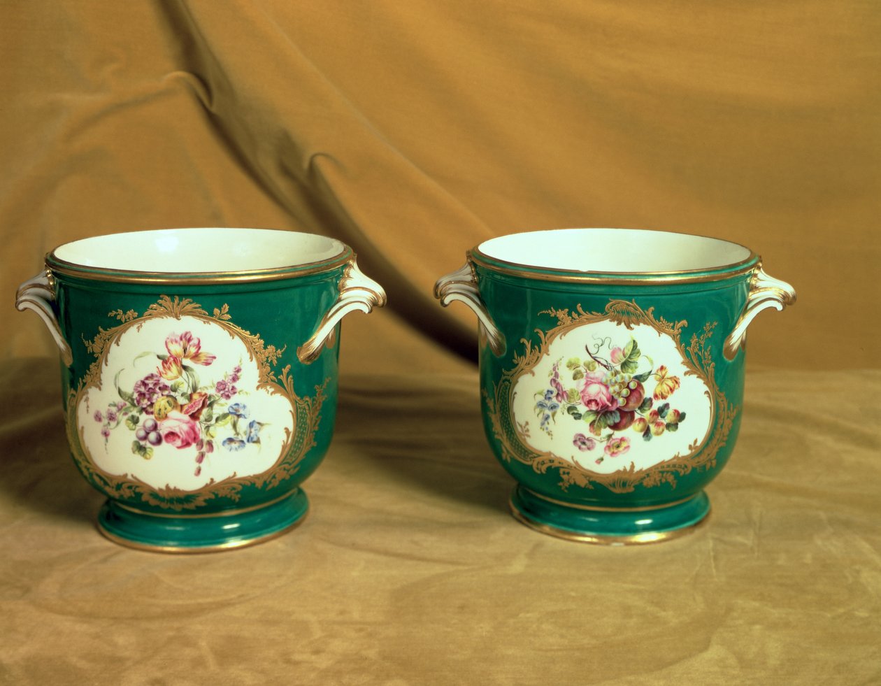 Paar Sevres ijskokers, uit de Frederick V Service, 1758 (zacht-pasta porselein) door French School