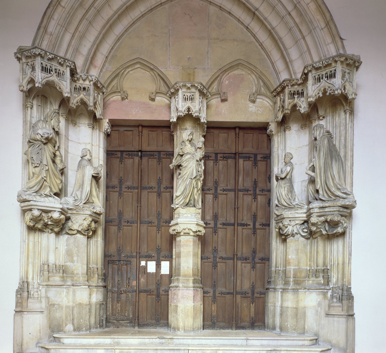 Portaal van de kapel, 1395-1404 door French School