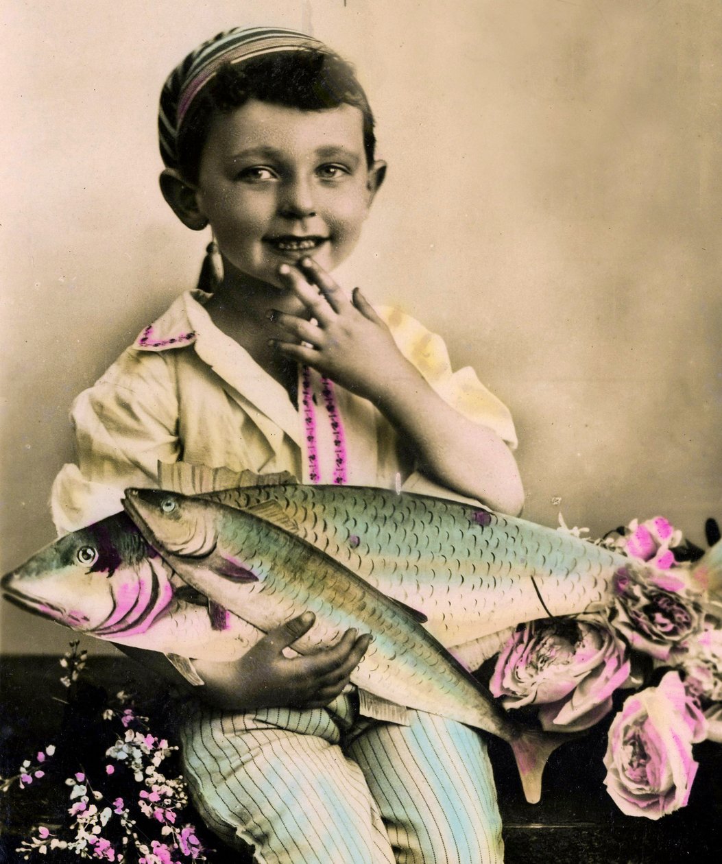 Portret van een jongen met een vis, ca. 1898 door French School