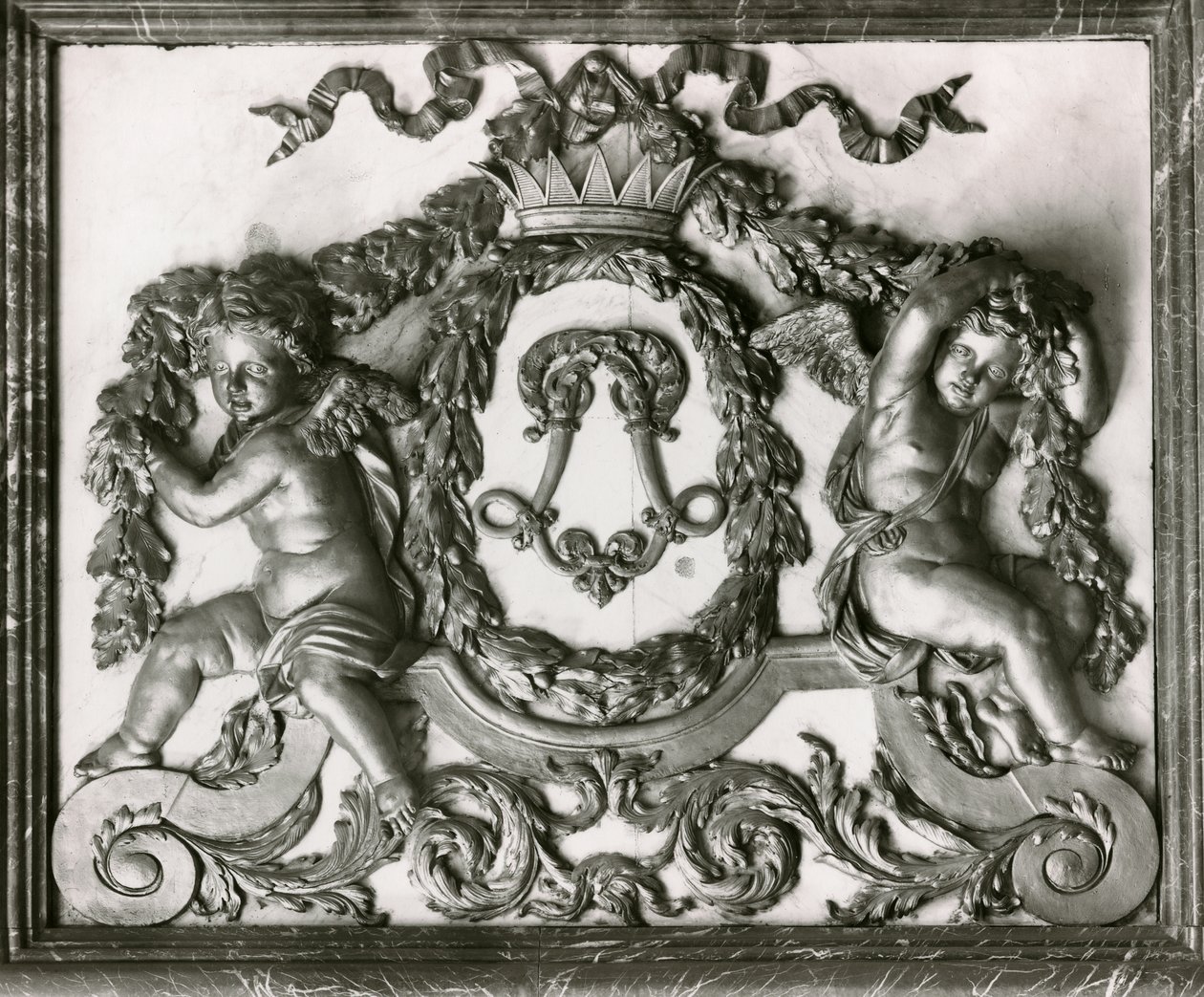 Putti flankeren de initiaal L op de deur van de Salon des Gardes de la Reine door French School