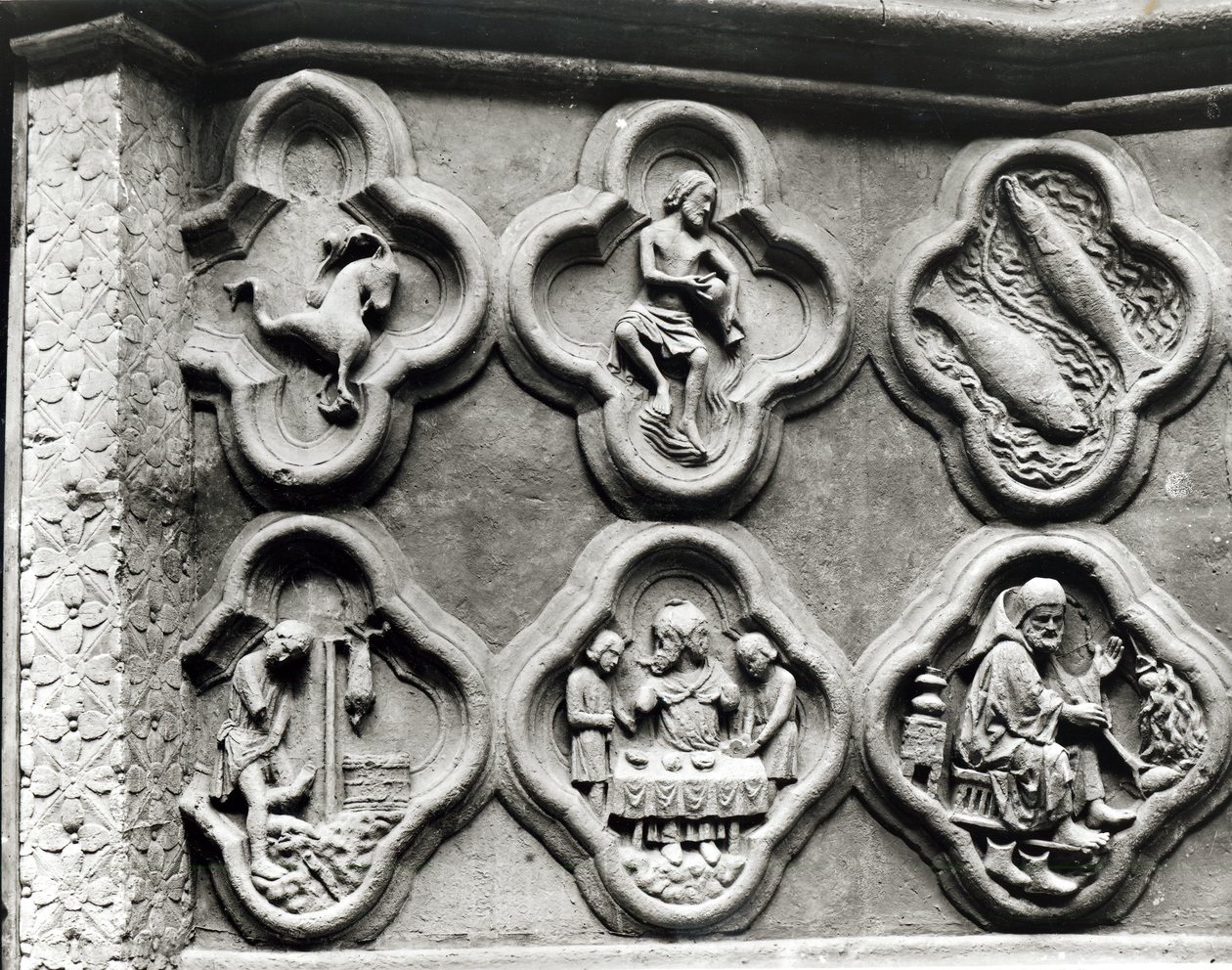 Vierpassen met de Tekens van de Dierenriem en de Arbeid van het Jaar, van de Kathedraal van Notre-Dame in Amiens (gipsafgietsel van steen) door French School