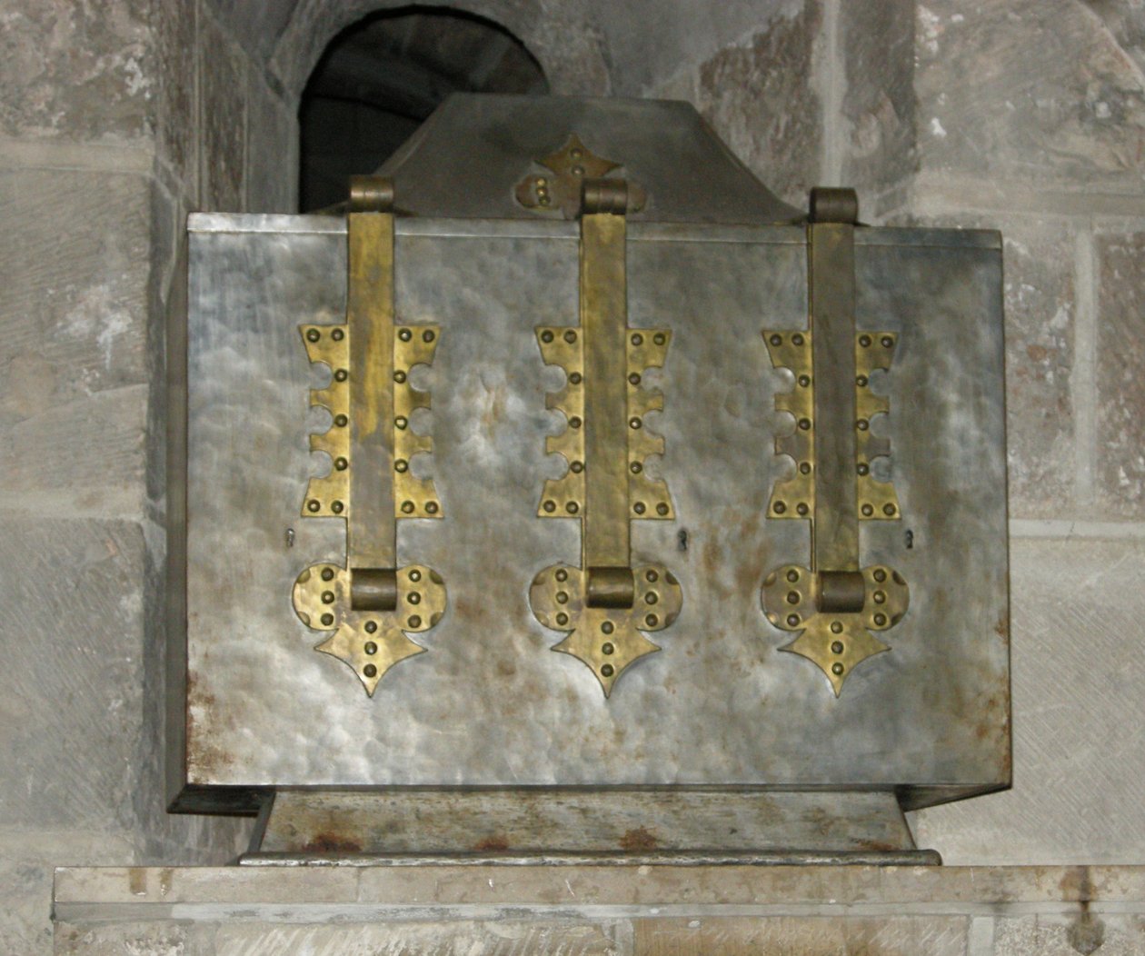 Reliekschrijn met de relieken van St. Benoit, geplaatst in de crypte in 1108 (metaal) door French School