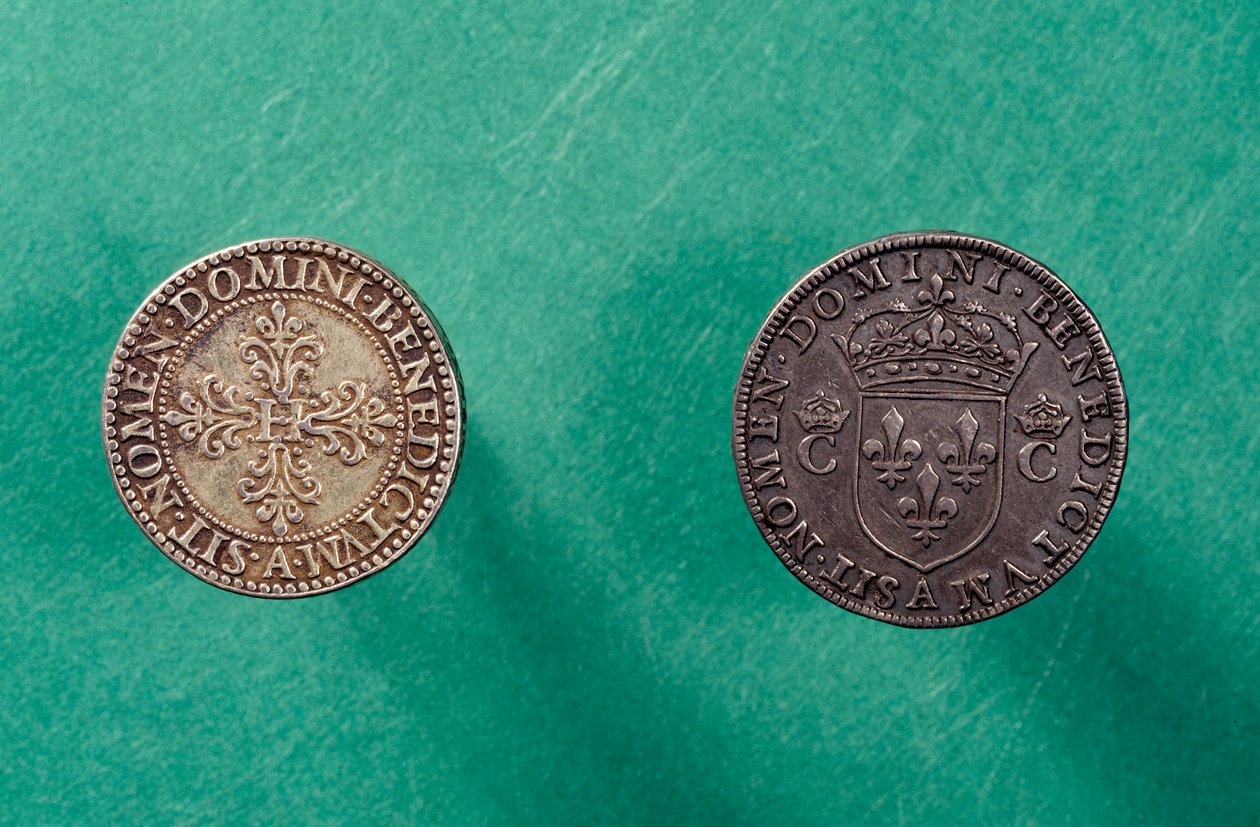 Keerzijde munten: onderaan, halve franc zilveren munt met de beeltenis van Hendrik III (1551-1589) koning van Frankrijk door French School