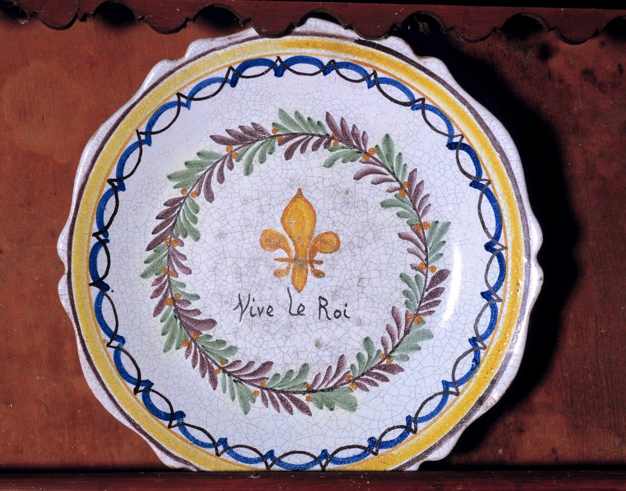 Revolutionaire plaat met een monarchistisch motief (lelie) en de inscriptie 