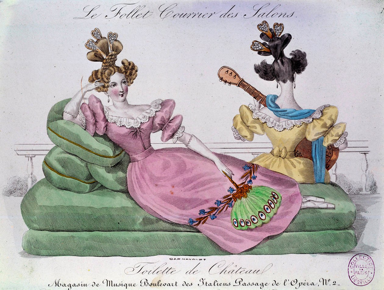 Romantische mode: Kasteeltoilet. Twee vrouwen met extravagante kapsels op een canapé. Gravure uit de 19e eeuw. Parijs, Musee Carnavalet door French School