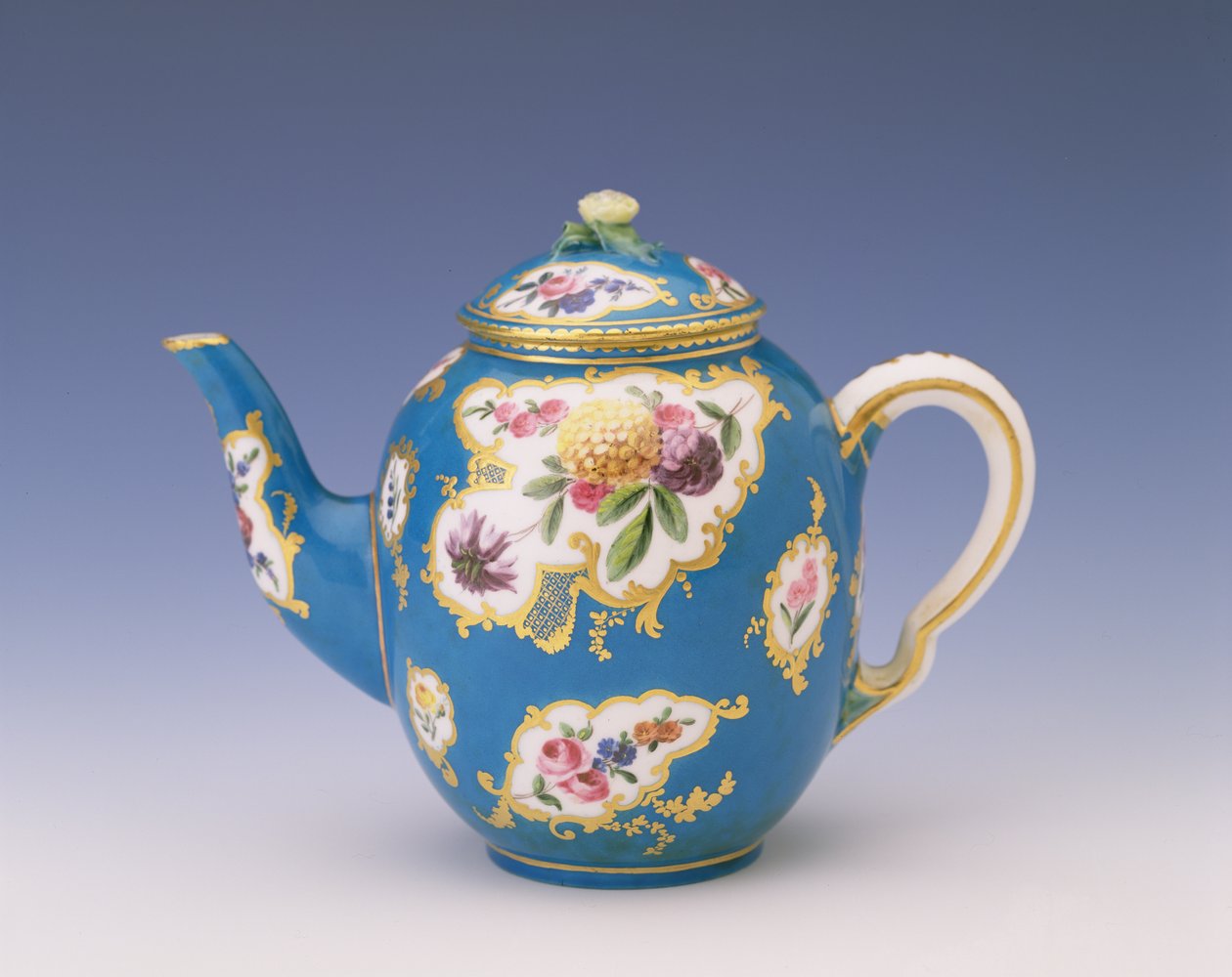 Sèvres Theepot met bleu celeste grond, 1766 door French School