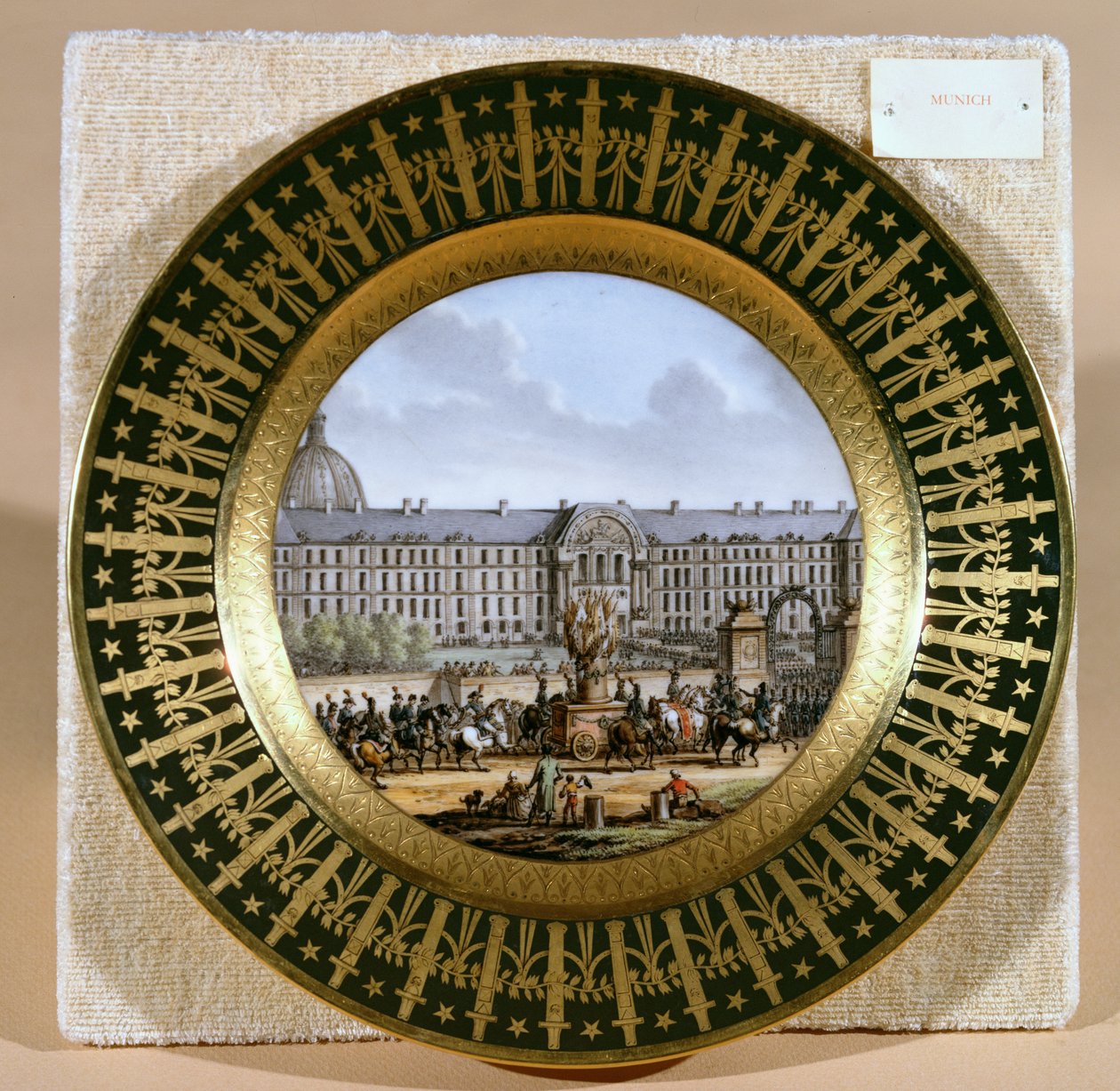 Sevres bord dat de aankomst van het zwaard van Frederik II de Grote uitbeeldt, in het Hotel des Invalides door French School
