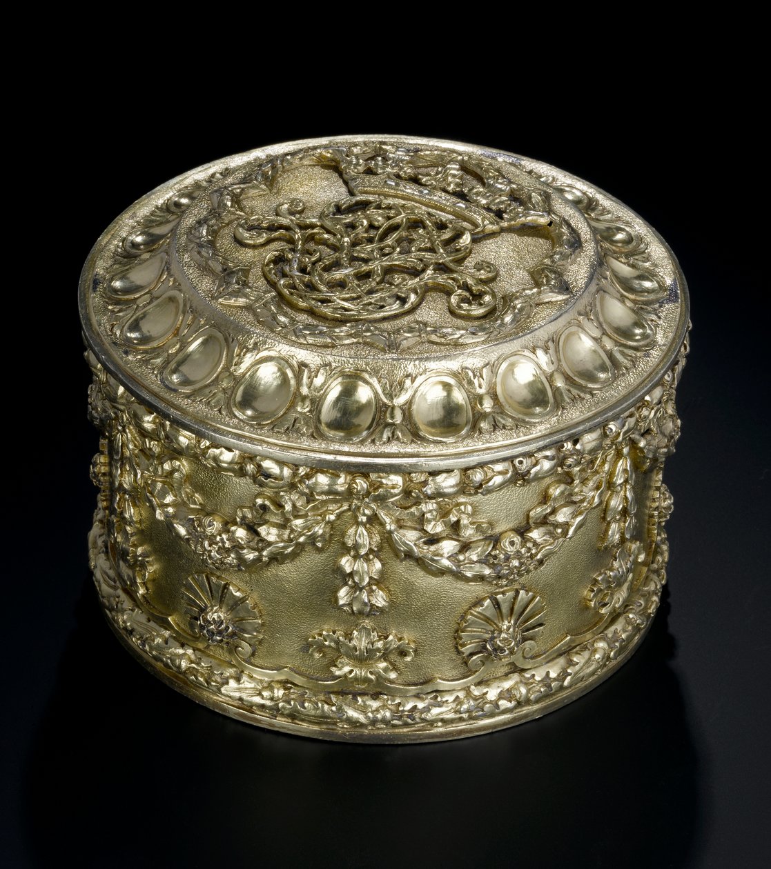 Zilververgulde ronde doos met deksel uit de Lennoxlove toiletservice, eigendom van Frances Teresa Stewart, hertogin van Richmond en Lennox: Frans, Parijs, gekeurd tussen april en september 1672 door French School