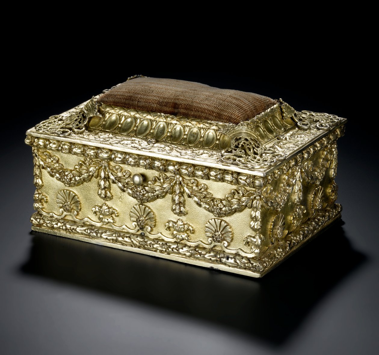 Zilververgulde rechthoekige kist met scharnierend deksel met speldenkussen, uit de Lennoxlove toiletservice, eigendom van Frances Teresa Stewart, hertogin van Richmond en Lennox: Frans, Parijs, 1664 - 1665 of 1668 - 1669 door French School