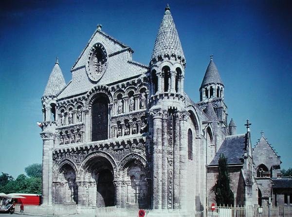 Zuidwestelijke aanzicht van de kerk door French School