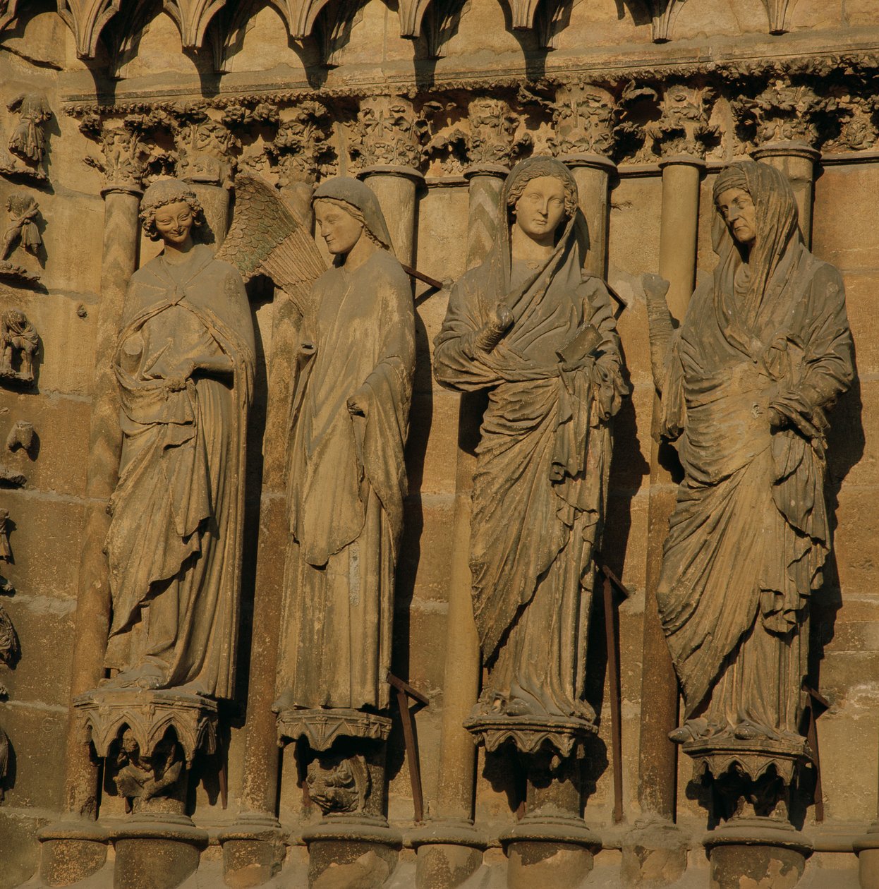 De Visitatie, vier jambfiguren van de Westgevel van de Kathedraal, c.1230-40 door French School