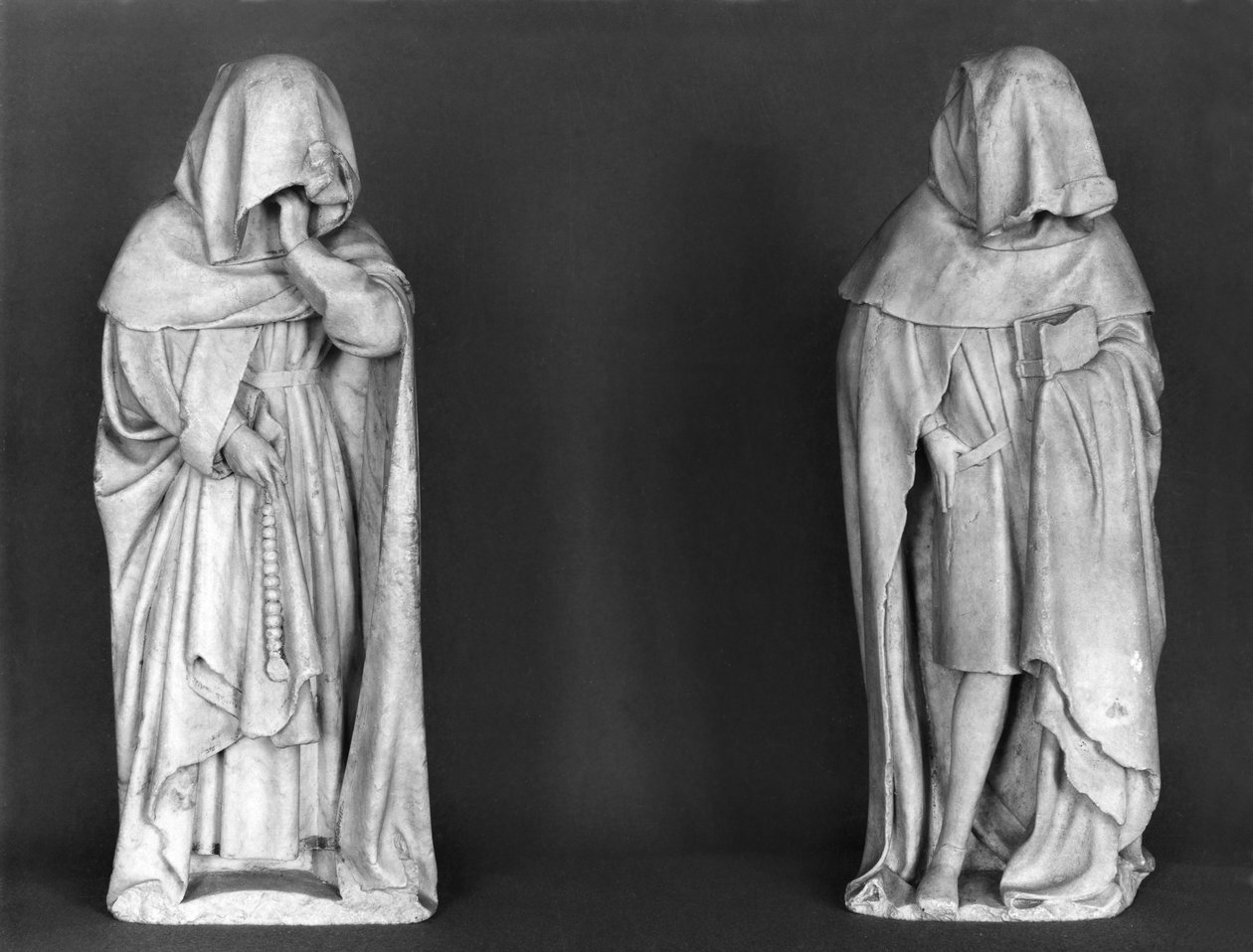 Twee rouwenden, van het graf van Hertog Jean de Berry (1340-1416) c.1450-53 (albast) door French School