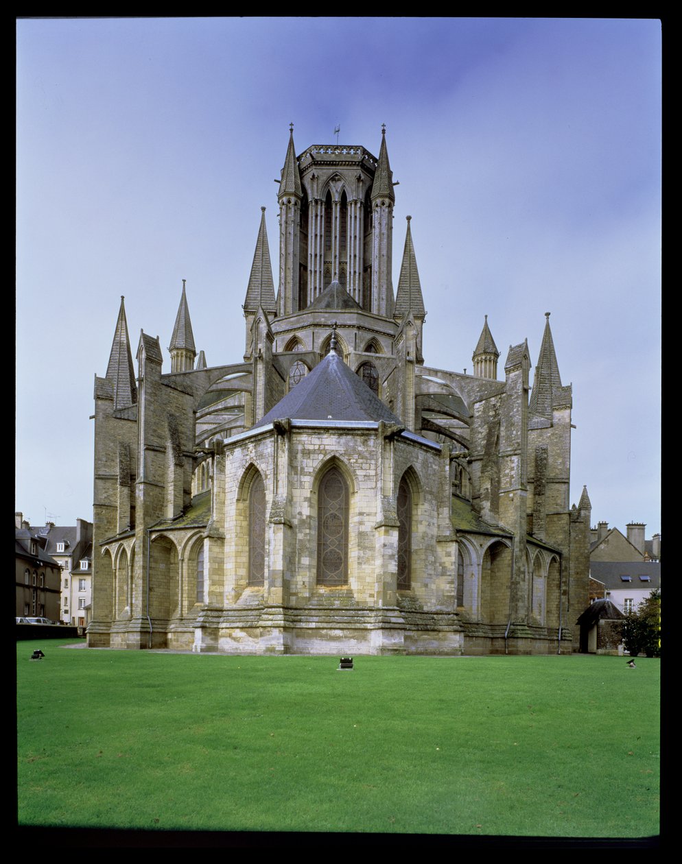 Uitzicht op de kathedraal van Coutances vanaf het oosten door French School