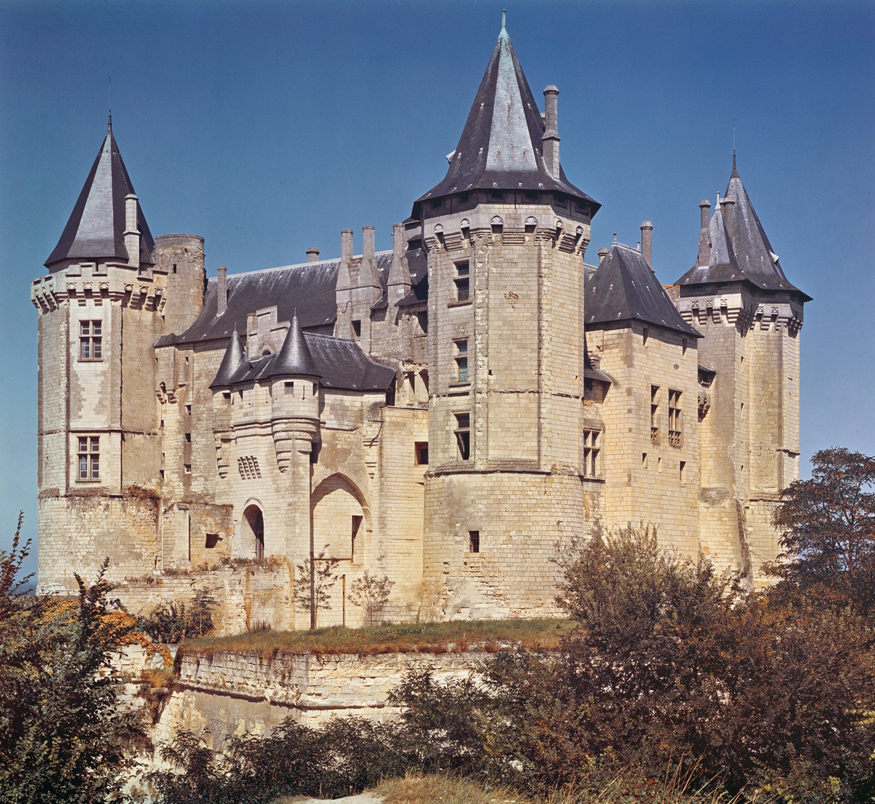 Uitzicht op het kasteel, herbouwd in 1227 door St. Louis en versterkt in de 16e eeuw door Bartolommeo door French School