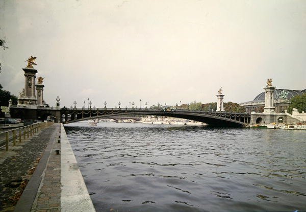 Uitzicht op de Pont Alexandre III, gebouwd door de ingenieurs Louis-Jean Resal (1854-1920) en Amedee Alby (1862-1942) voor de Wereldtentoonstelling van 1900, 1897-1900 door French School