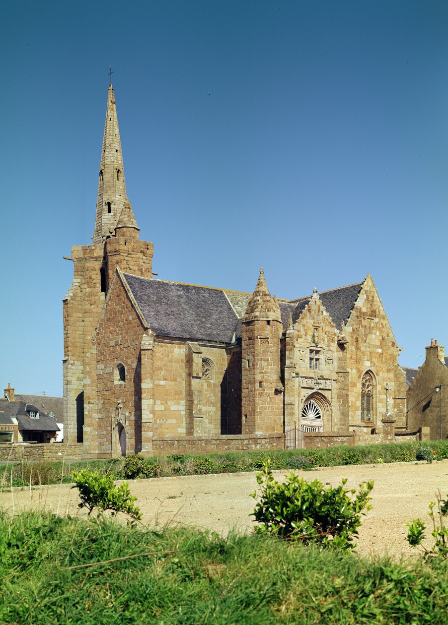 Zicht op de kerk door French School