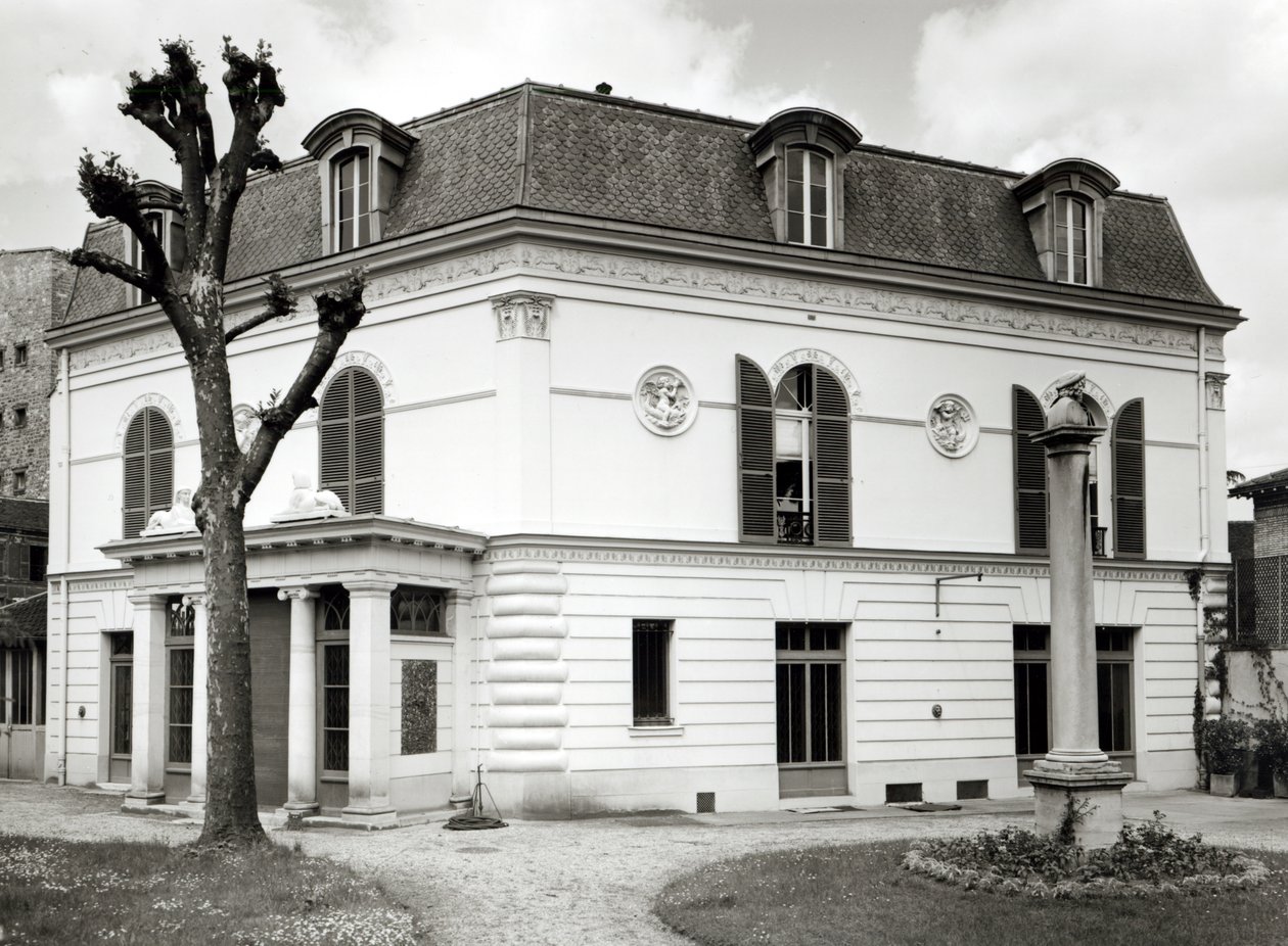 Uitzicht op de gevel van de Bibliotheque Marmottan vanuit de tuin, gebouwd 1880-1921 door French School