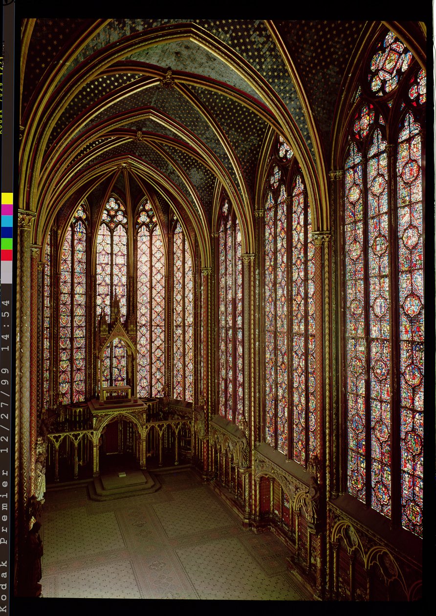 Zicht op de glas-in-loodramen in de bovenkapel, 1246-48 door French School