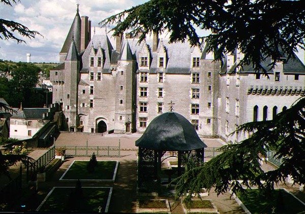 Uitzicht op de westgevel van het gerestaureerde kasteel gebouwd ca. 1465 voor Jean Bourre, minister van Lodewijk XI van Frankrijk door French School