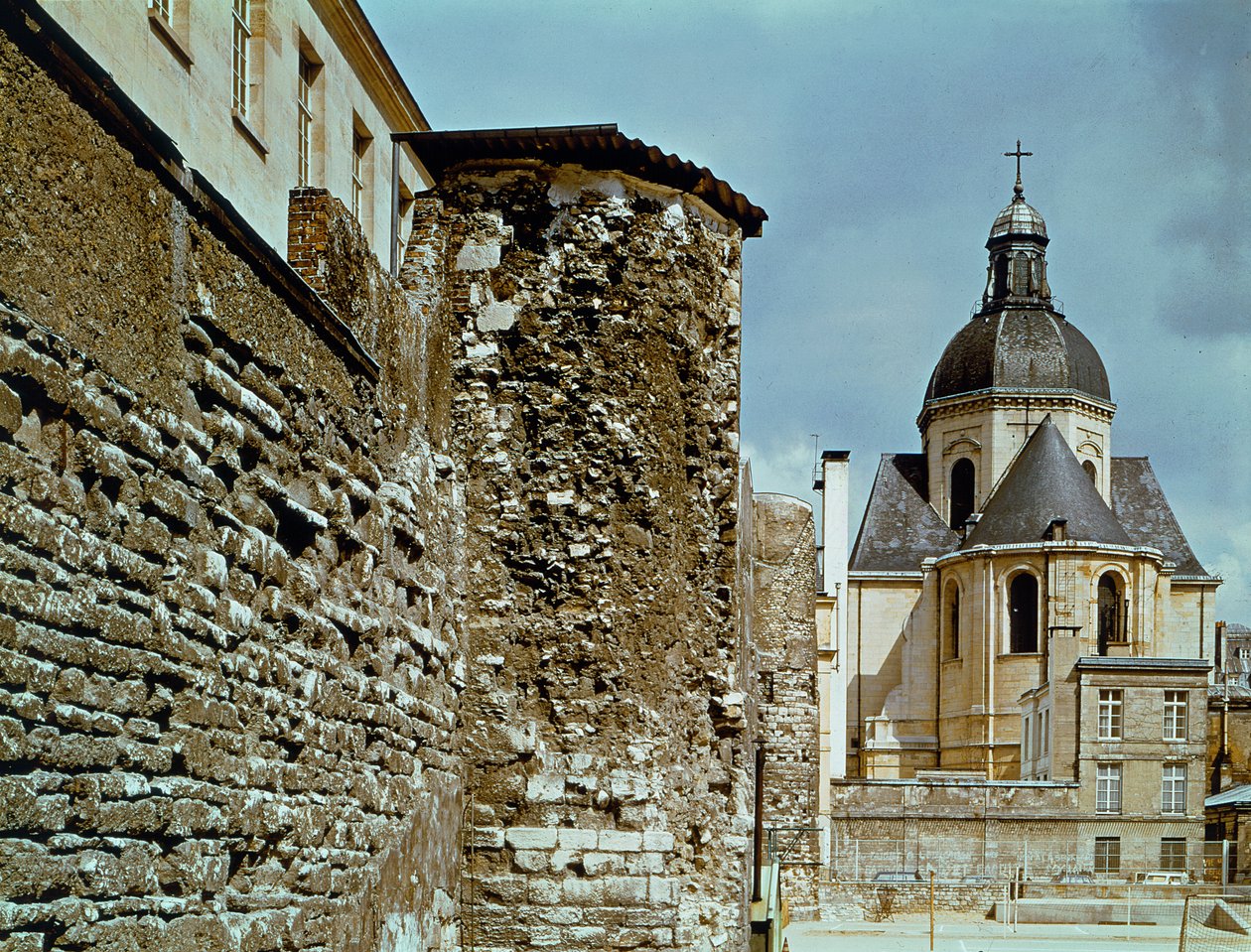 Muur van Philippe Auguste, rue des Jardins Saint-Paul door French School