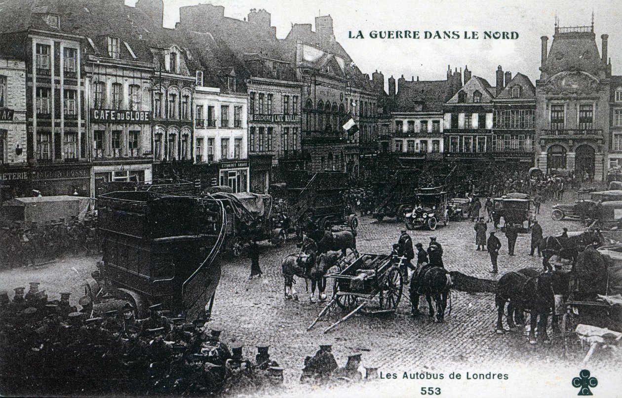 Oorlog in het Noorden: Londense bussen van de British Expeditionary Force op het hoofdplein in Bethune in 1915 (fotolitho) door French School