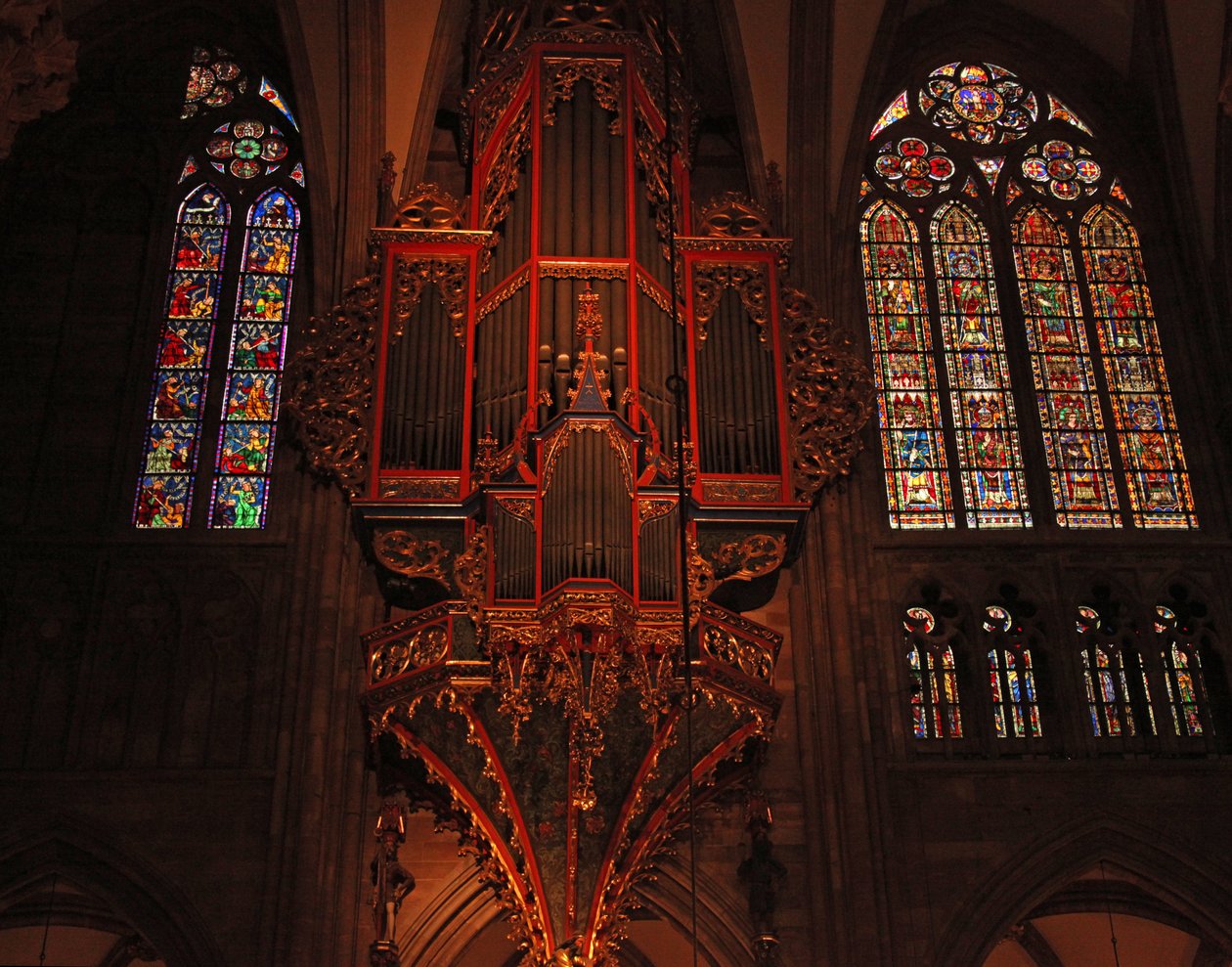 Raam met de noordzijde van het schip met het orgel en de bovenramen door French School