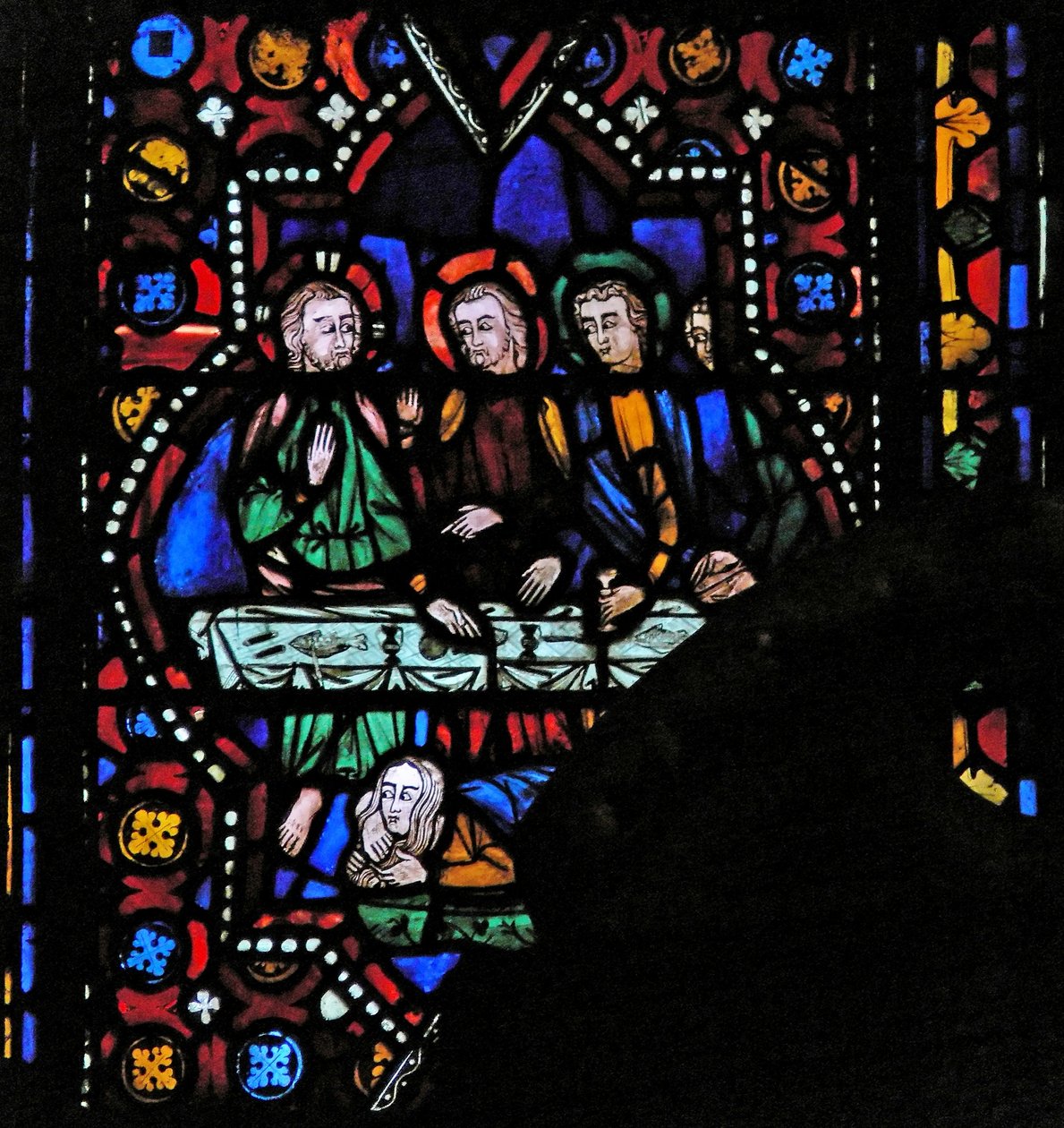 Raam n1 met Maria Magdalena wast de voeten van Christus door French School