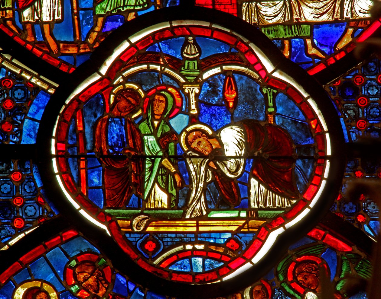 Raam w0 met St. Petrus, St. Jacobus en St. Johannes bij het Graf van de Opstanding door French School