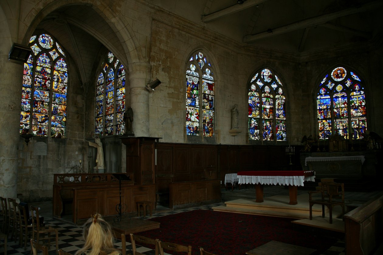 Raam met een intern zicht op de noordzijde van de kerk door French School