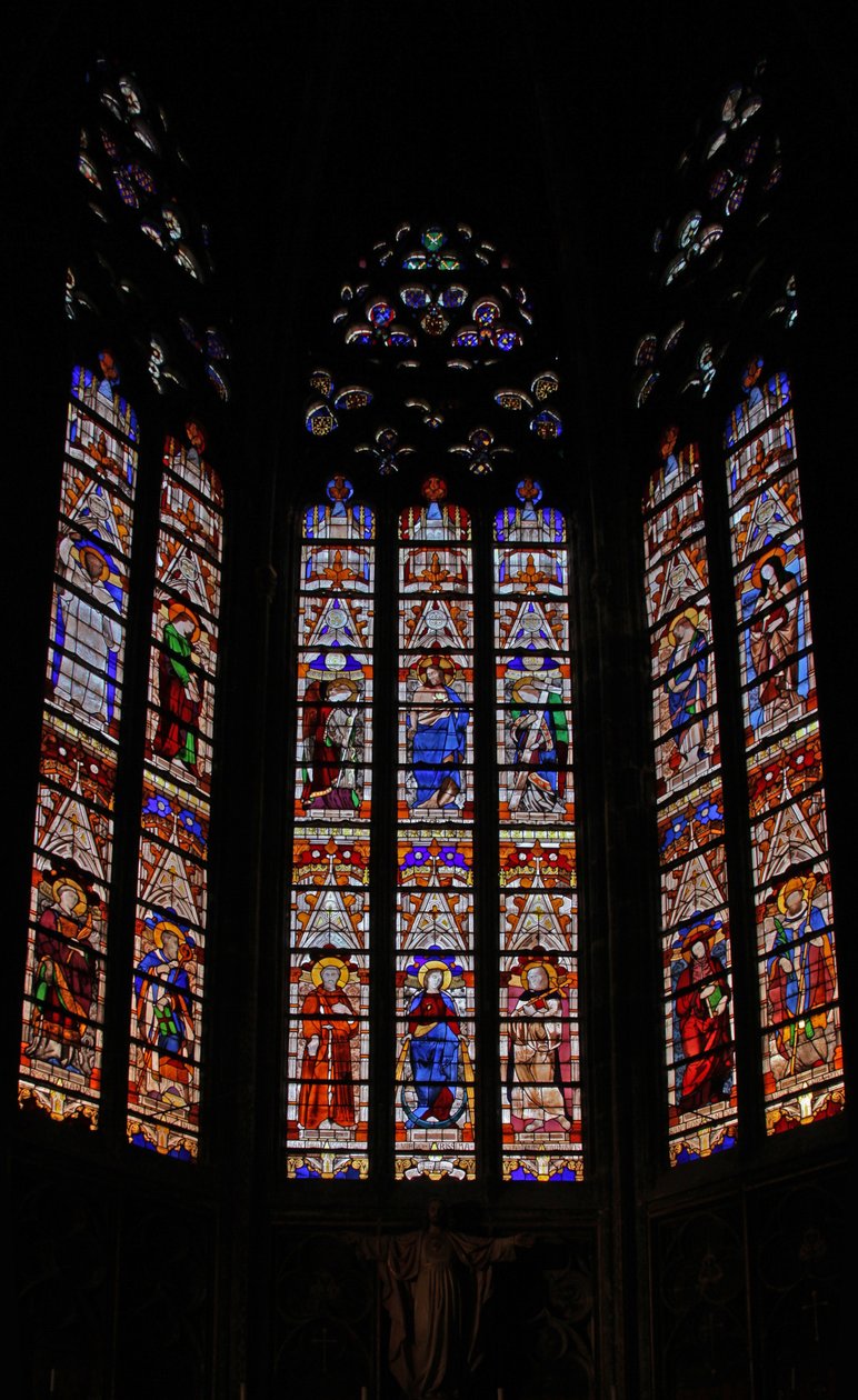 Raam w0 met tracery lichten en baldakijn toppen in de oostelijke kapel door French School