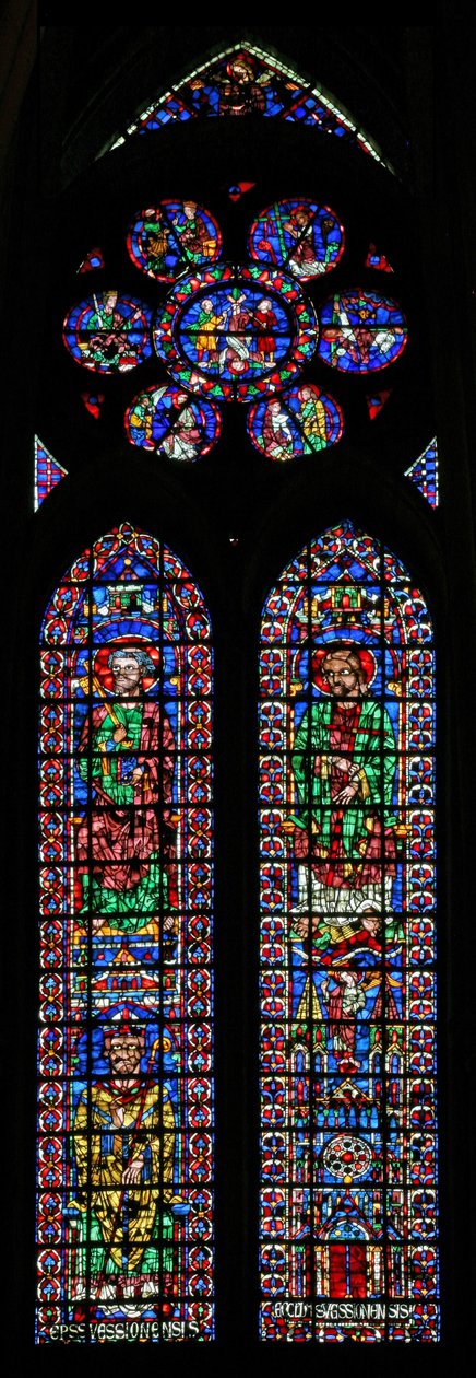 Raam w102 met St. Petrus en St. Andreas; Kathedraal van Soissons en een bisschop; in de roos Scènes uit het leven van St. Petrus door French School
