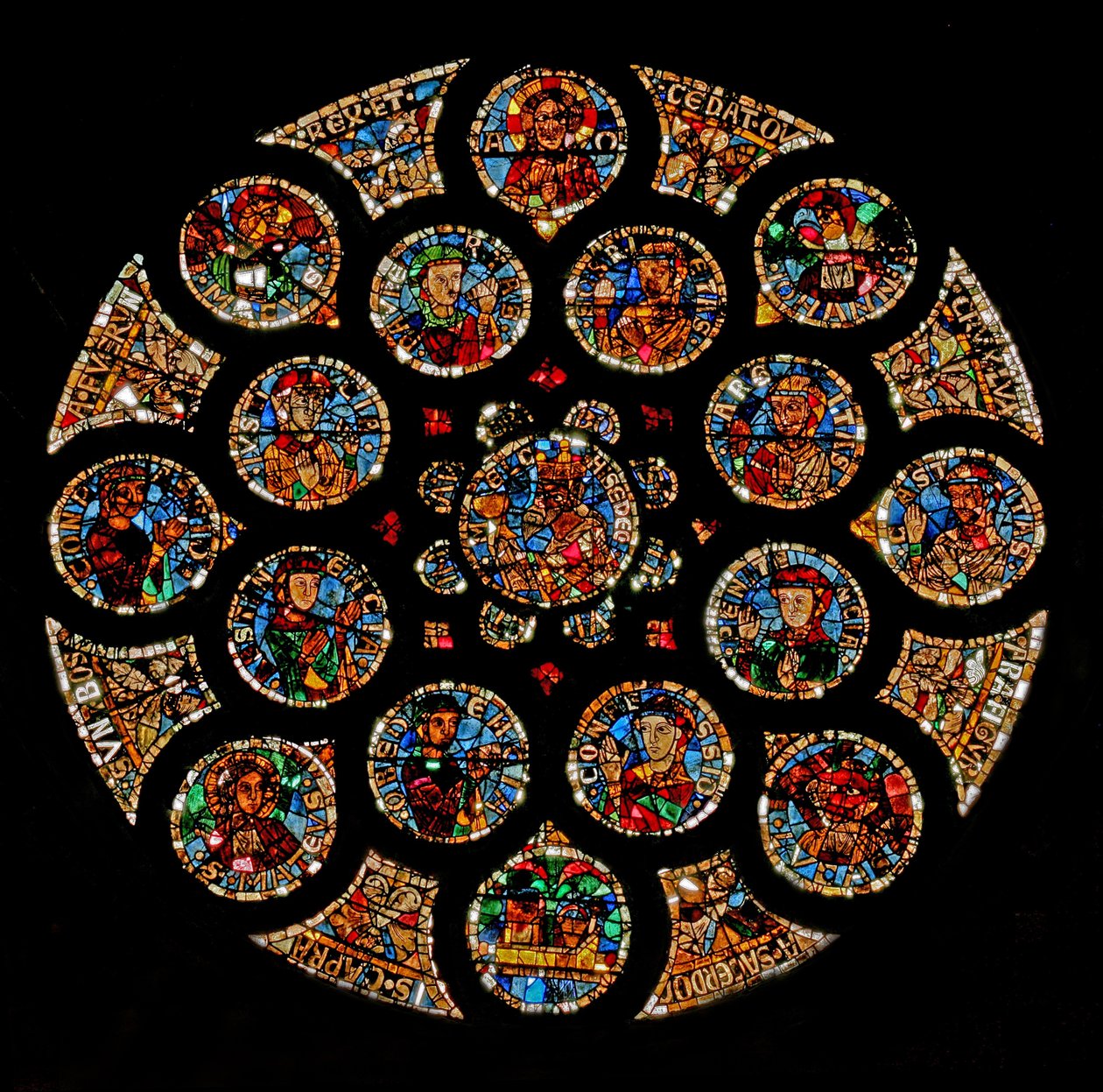 Raam w108 met het Nieuwe Verbond: bovenaan Christus (Alpha en Omega), dan de vier symbolen van de Evangelisten die een vierkant vormen, twee Deugden aan de linker- en rechterkant, en de Ar door French School