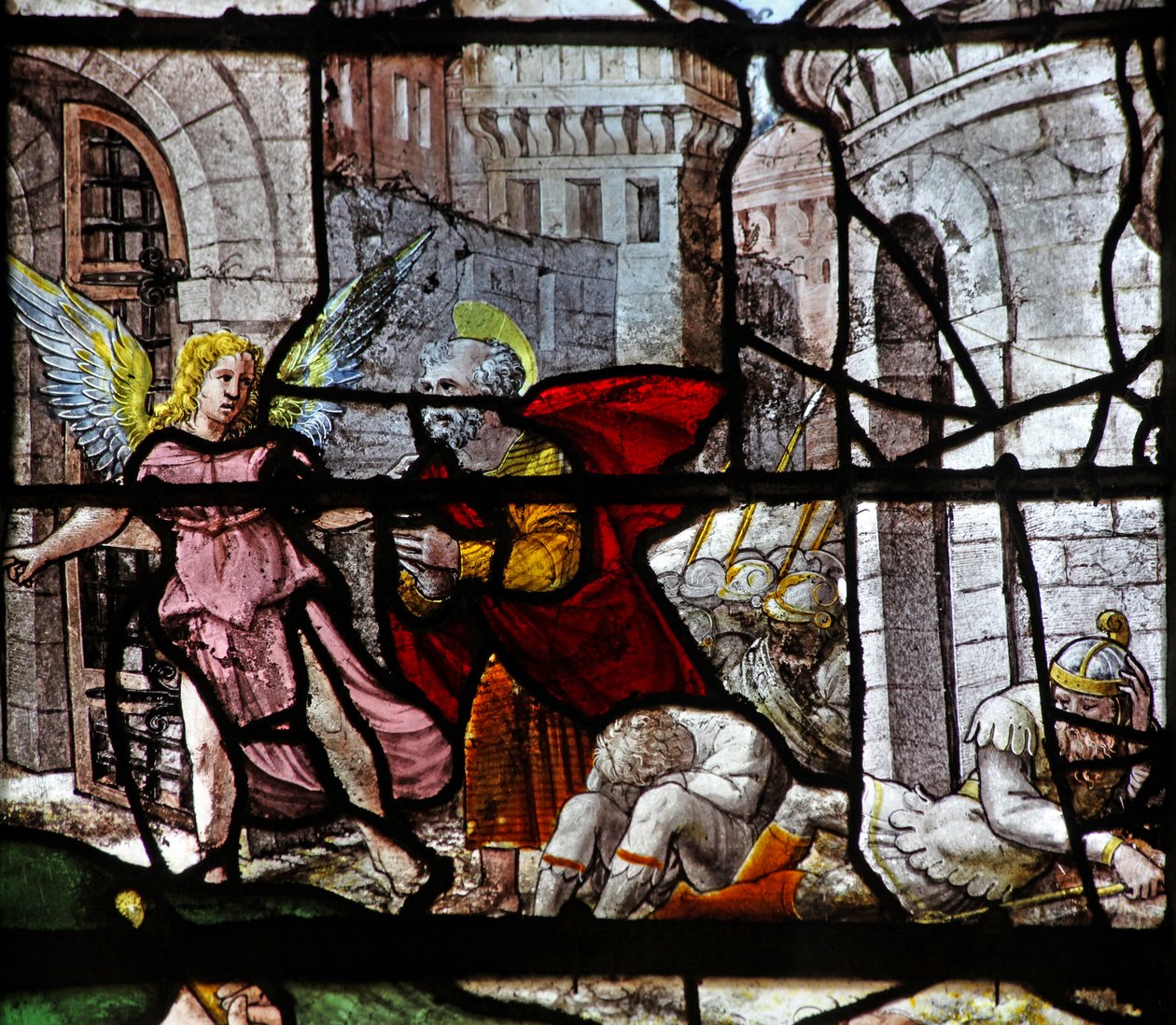 Raam w13 met afbeelding van St. Petrus die door een engel uit de gevangenis wordt geleid door French School