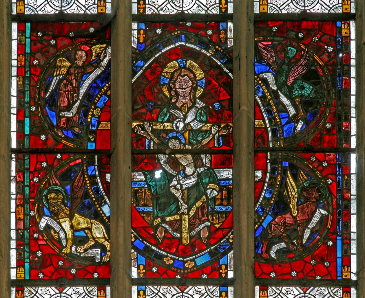 Raam w200 met de Drie-eenheid omringd door de symbolen van de evangelisten door French School