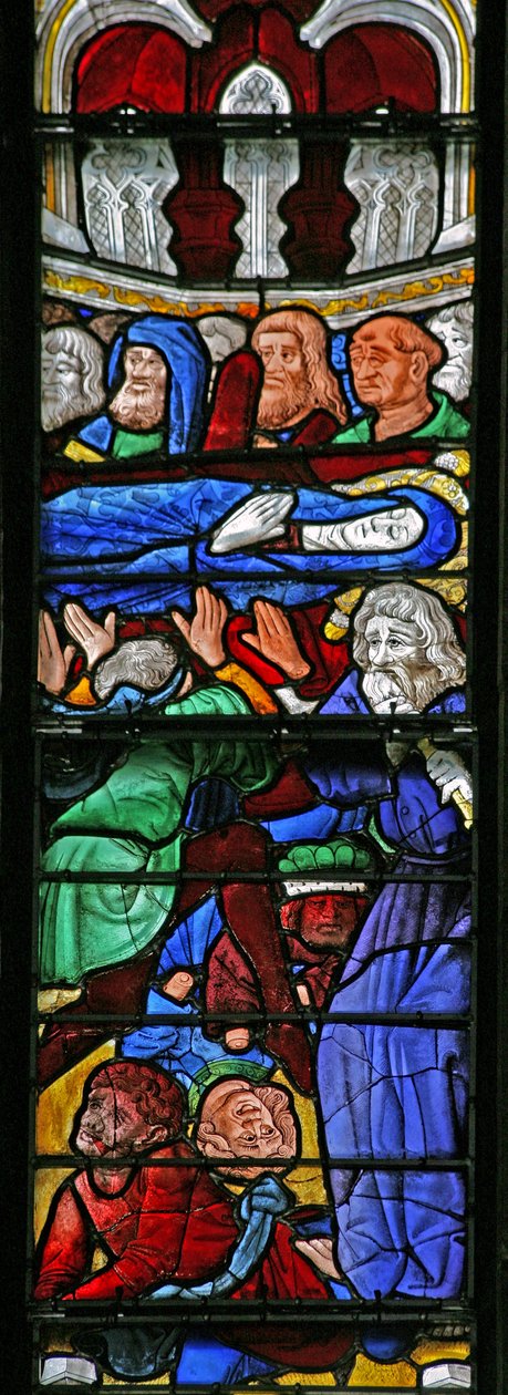 Raam w4 met de Begrafenis van de Maagd Maria; poging om de kist om te keren door French School