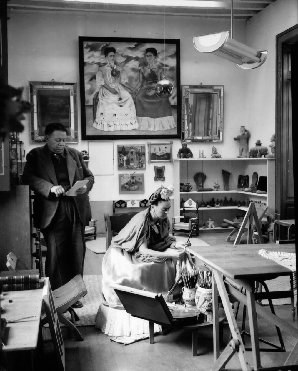 Mexicaanse schilders Frida Kahlo (1907-1954) en Diego Rivera (1886-1957) in hun atelier in 1948 (z/w foto) door Frida Kahlo