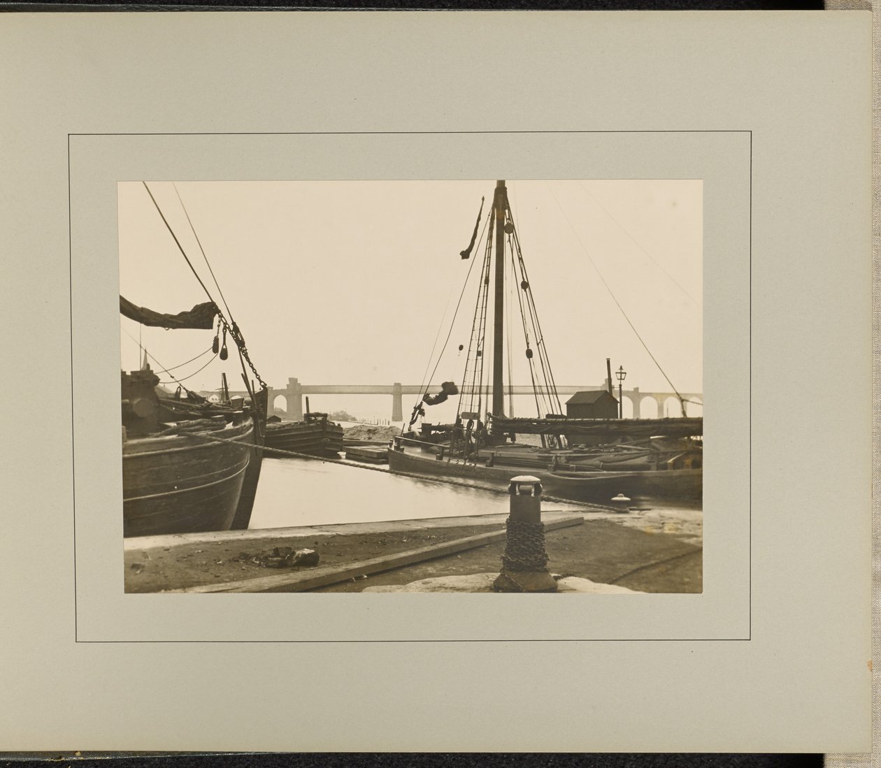 Runcorn - Old Quay Docks door G. Herbert and Horace C. Bayley
