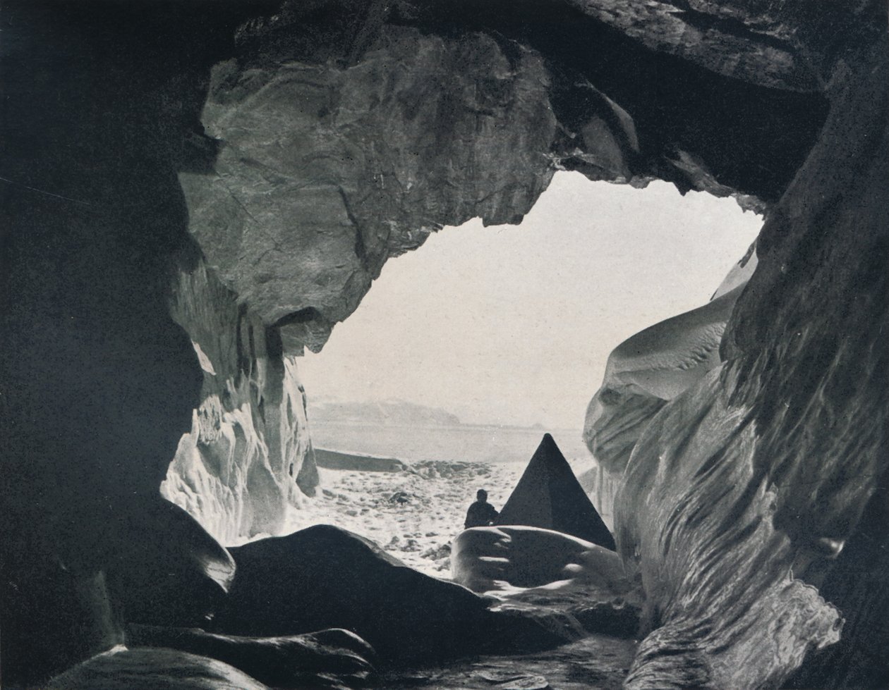 Kamp in de Grot Onder Penelope Point, 1912, 1913 door G. Murray Levick
