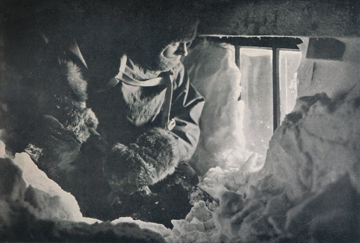Sneeuwruimen van het raam van de hut bij Kaap Adare, c1911, 1913 door G. Murray Levick